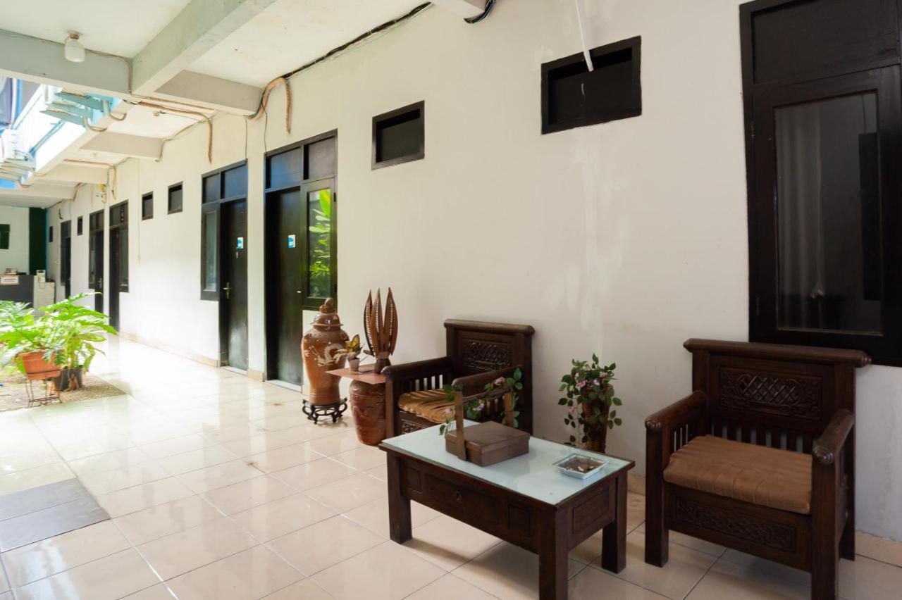 Reddoorz Near Margonda Raya Otel Depok Dış mekan fotoğraf